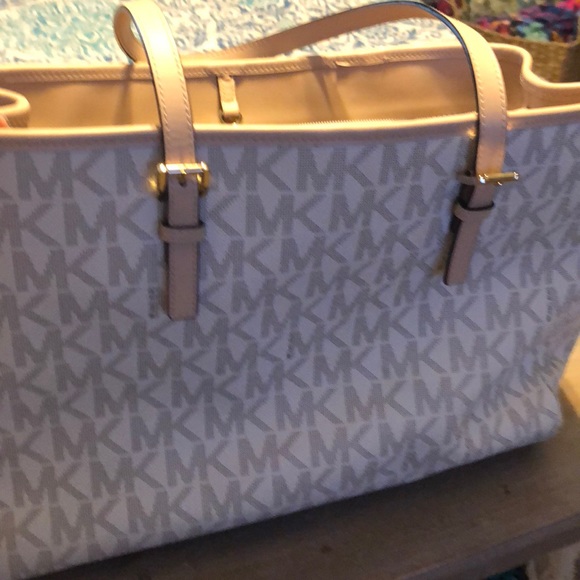Monogram cream Michael Kors bag - Picture 5 of 8